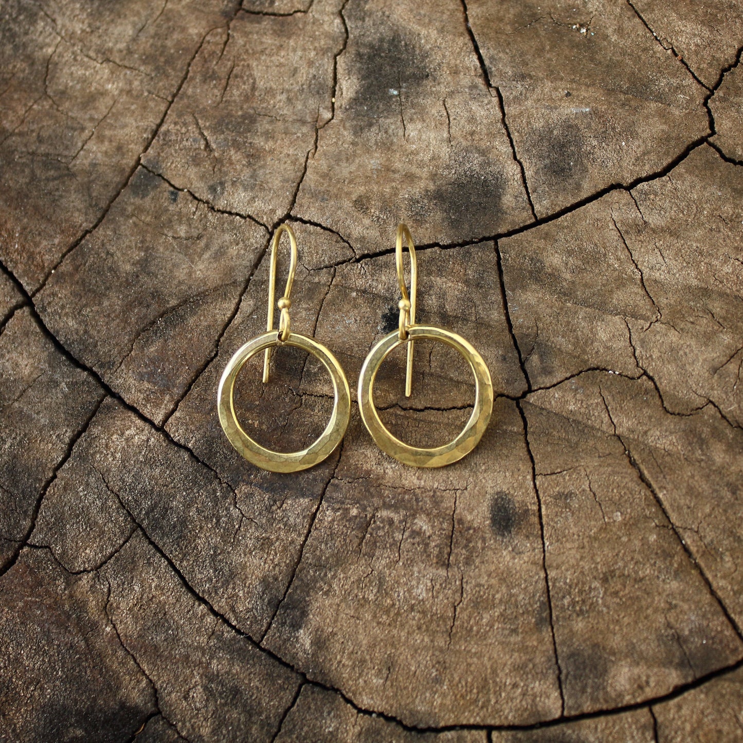 Pendientes Circulares de Latón con Textura Martillada | Arenas Jewelry - ArenasJewelry