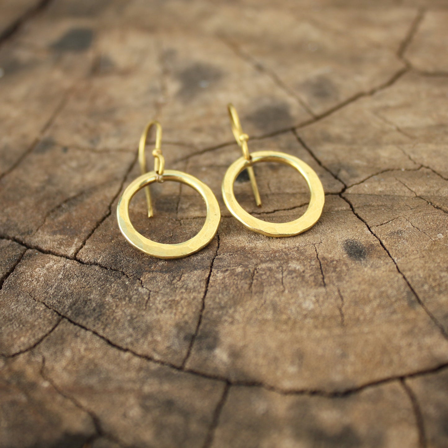 Pendientes Circulares de Latón con Textura Martillada | Arenas Jewelry - ArenasJewelry