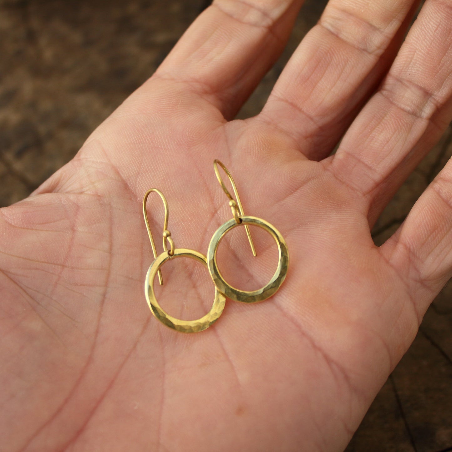 Pendientes Circulares de Latón con Textura Martillada | Arenas Jewelry - ArenasJewelry