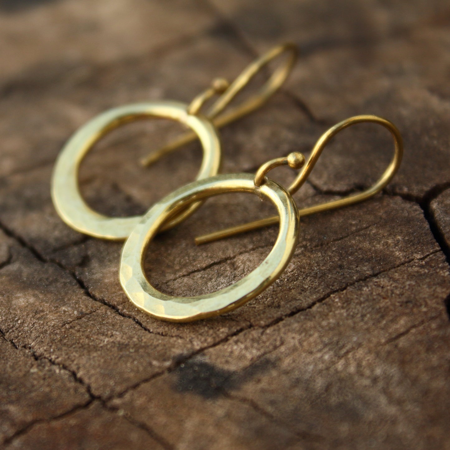 Pendientes Circulares de Latón con Textura Martillada | Arenas Jewelry - ArenasJewelry