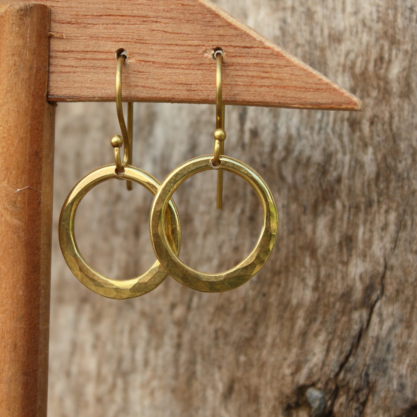Pendientes Circulares de Latón con Textura Martillada | Arenas Jewelry - ArenasJewelry