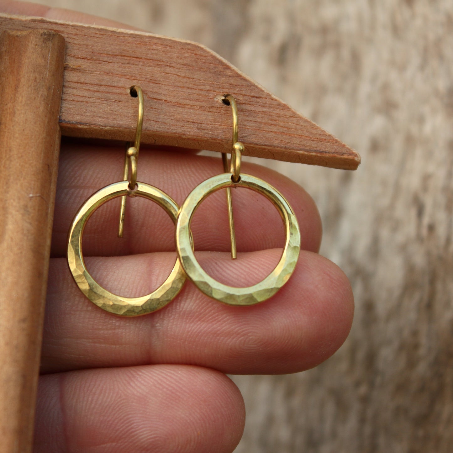 Pendientes Circulares de Latón con Textura Martillada | Arenas Jewelry - ArenasJewelry