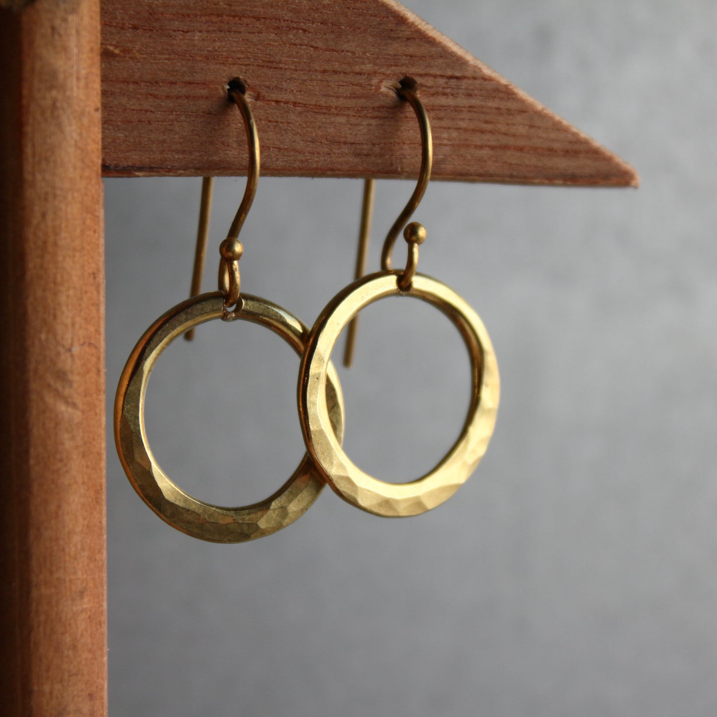 Pendientes Circulares de Latón con Textura Martillada | Arenas Jewelry - ArenasJewelry