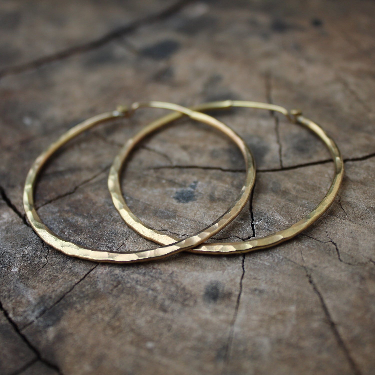 Aros martillados de dorados Grande, Medianos y Pequeños - ArenasJewelry