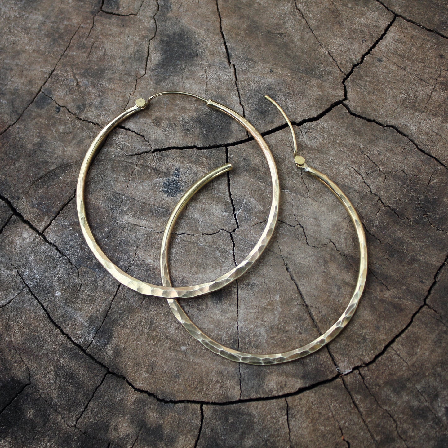 Aros martillados de dorados Grande, Medianos y Pequeños - ArenasJewelry