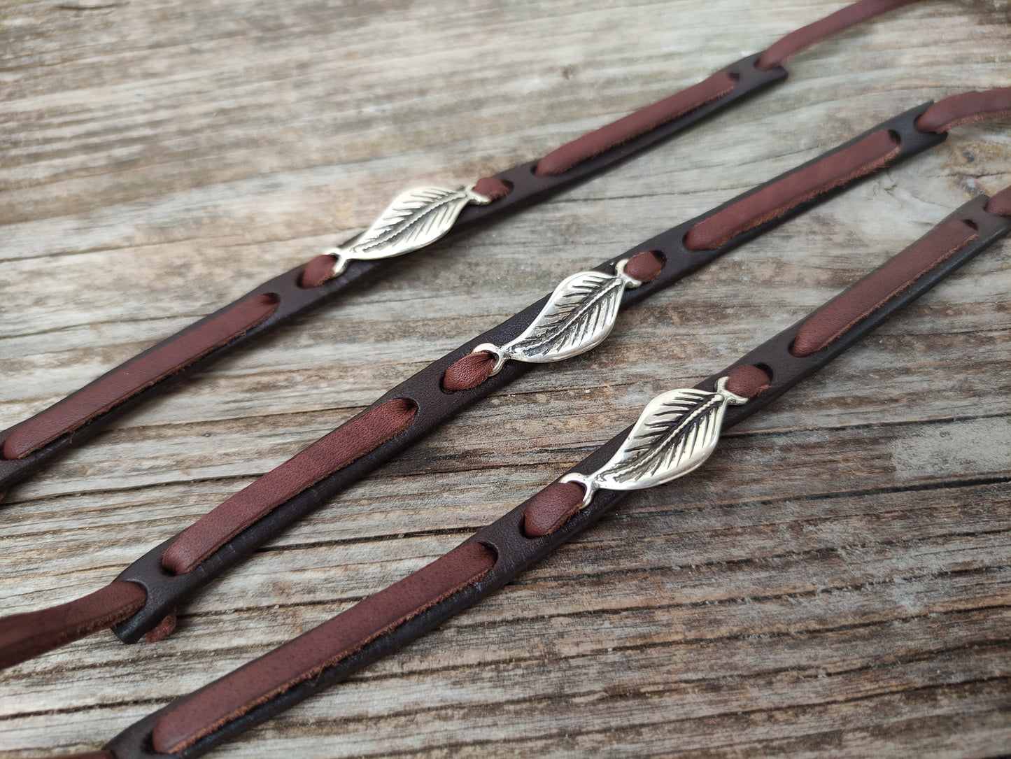 Pulsera de Cuero y hoja en baño de plata - Pulsera para Hombre y Mujer - ArenasJewelry