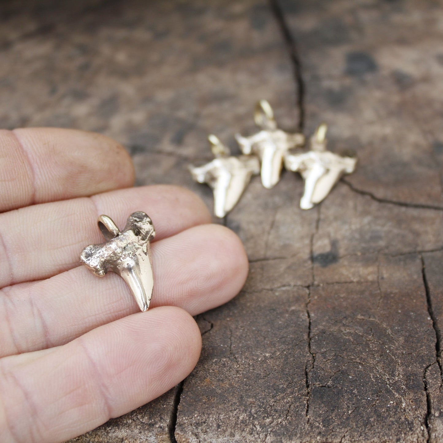 Colgante Diente de Tiburón en Bronce | Réplica Fósil Hecha a Mano | Arenas Jewelry - ArenasJewelry