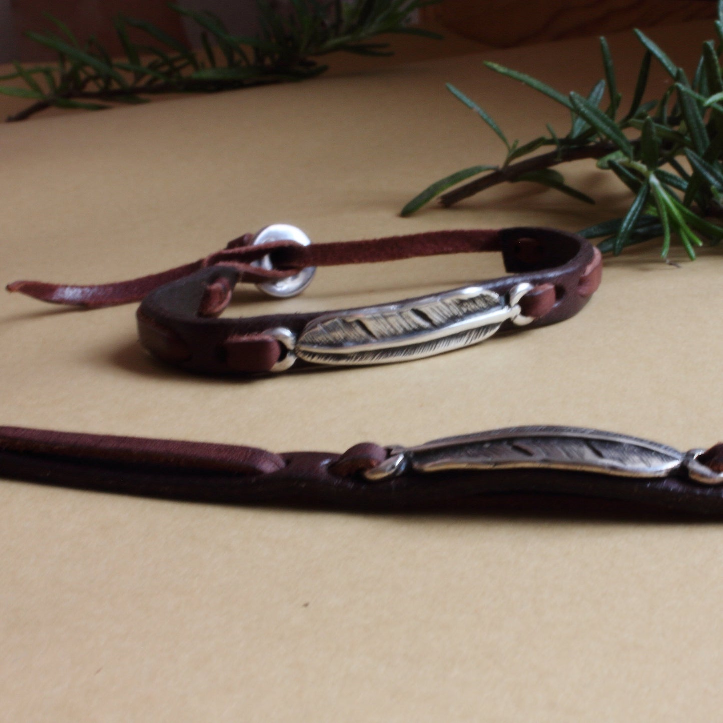 Pulsera de Cuero y Pluma en baño de plata - Arenas Jewelry - ArenasJewelry