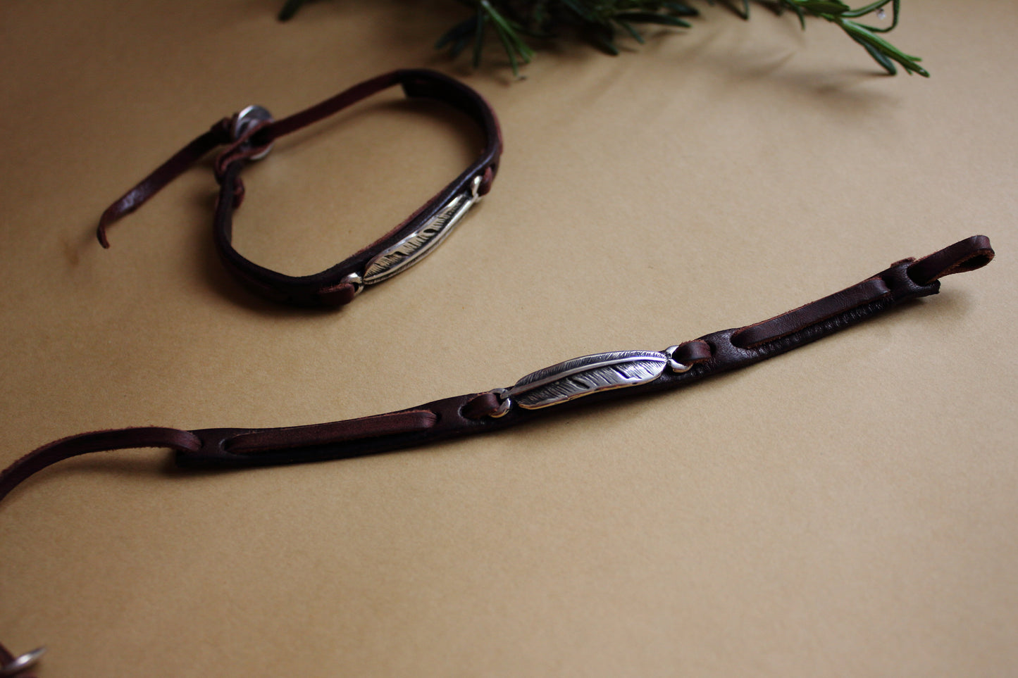 Pulsera de Cuero y Pluma en baño de plata - Arenas Jewelry - ArenasJewelry