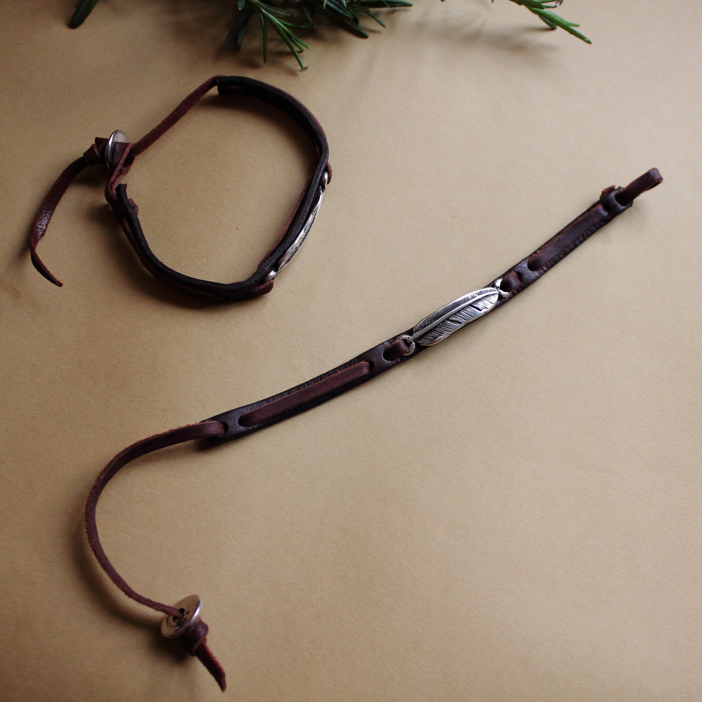 Pulsera de Cuero y Pluma en baño de plata - Arenas Jewelry - ArenasJewelry