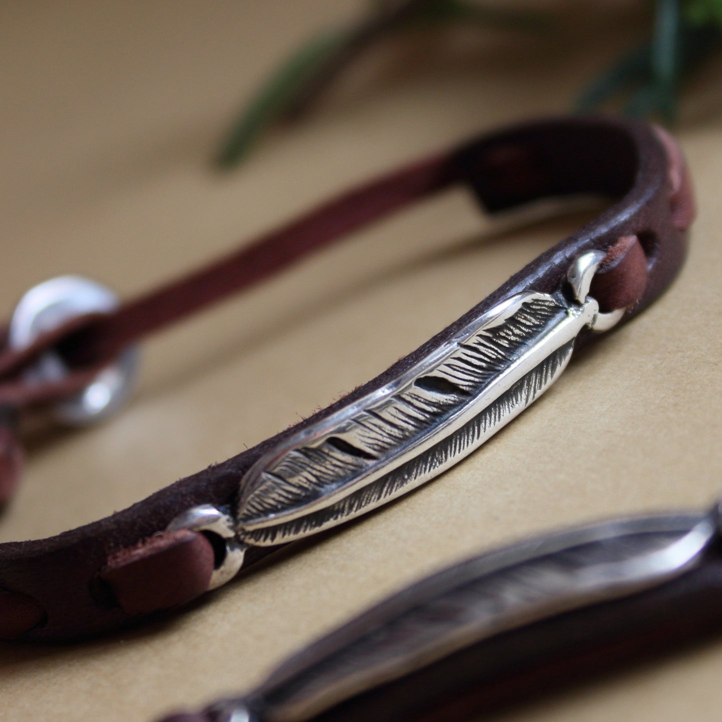 Pulsera de Cuero y Pluma en baño de plata - Arenas Jewelry - ArenasJewelry