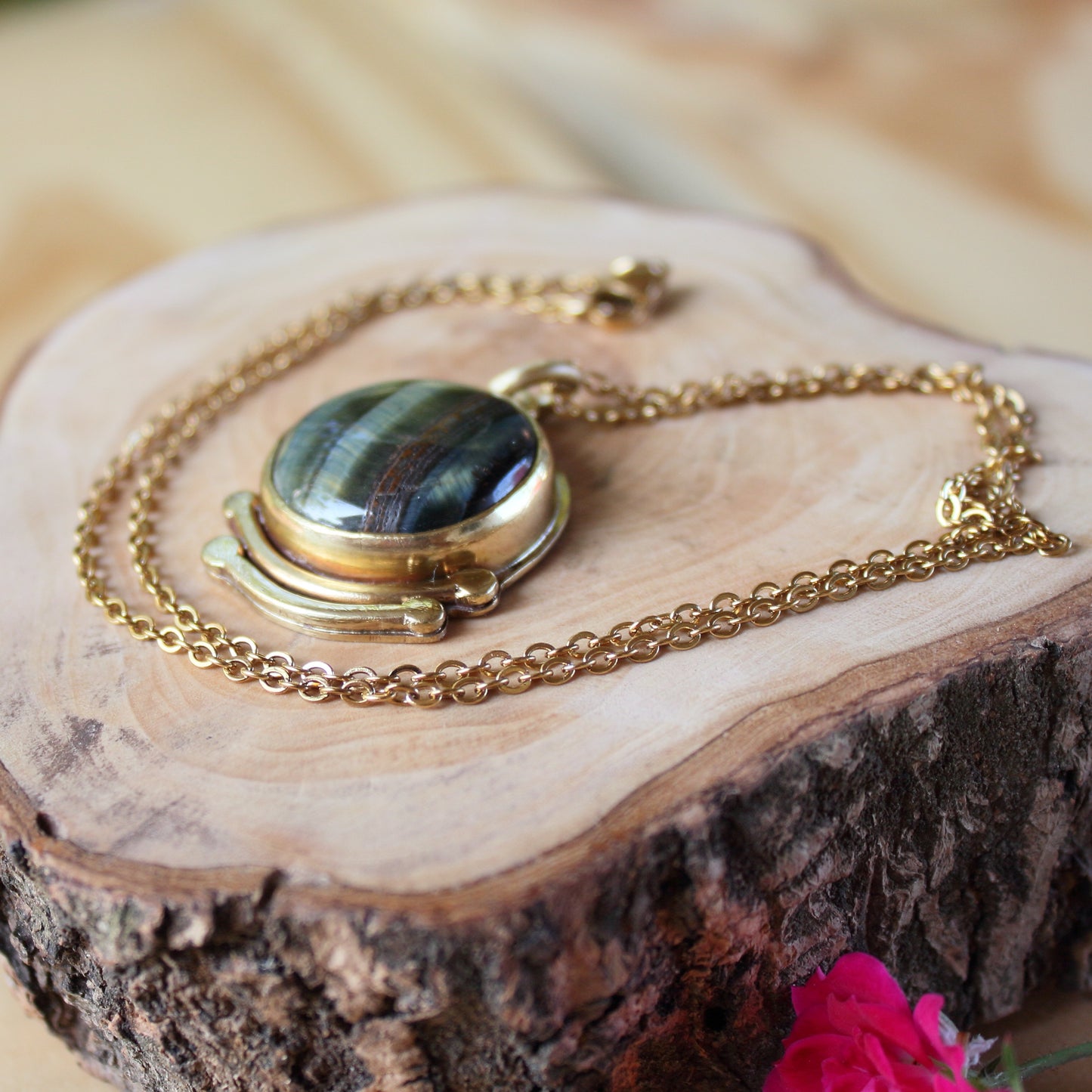 Colgante de Ojo de Tigre en Latón con Grabado a Mano | Hecho a Mano | Joyería Artesanal con Cadena de Acero - ArenasJewelry