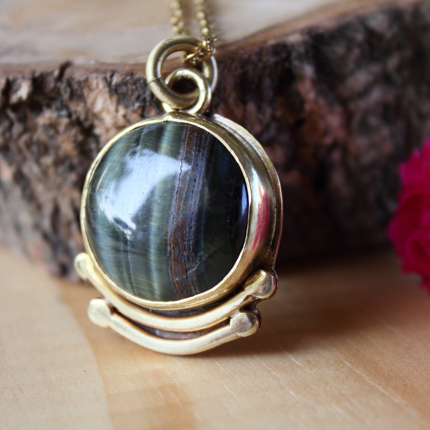 Colgante de Ojo de Tigre en Latón con Grabado a Mano | Hecho a Mano | Joyería Artesanal con Cadena de Acero - ArenasJewelry