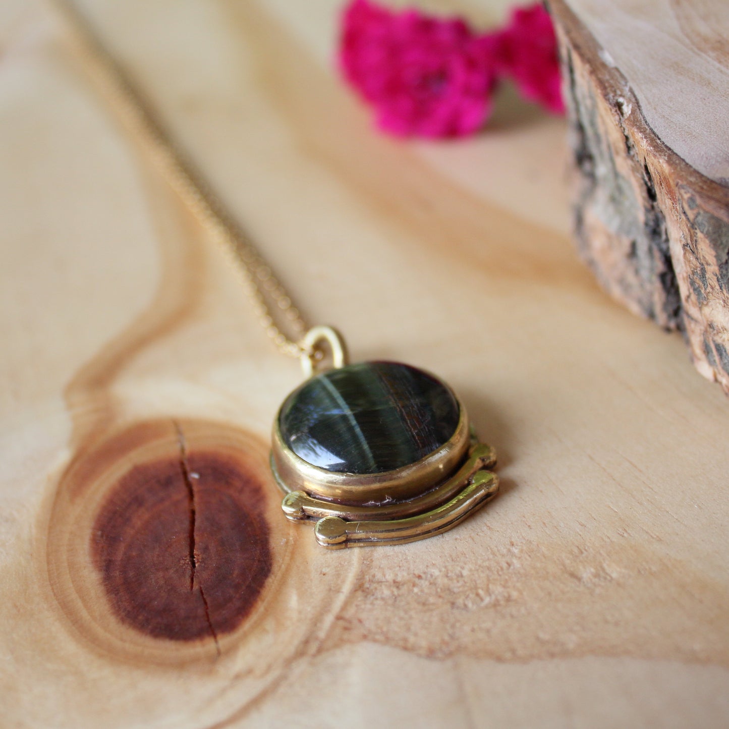 Colgante de Ojo de Tigre en Latón con Grabado a Mano | Hecho a Mano | Joyería Artesanal con Cadena de Acero - ArenasJewelry