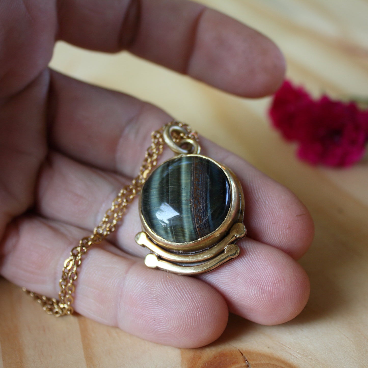 Colgante de Ojo de Tigre en Latón con Grabado a Mano | Hecho a Mano | Joyería Artesanal con Cadena de Acero - ArenasJewelry