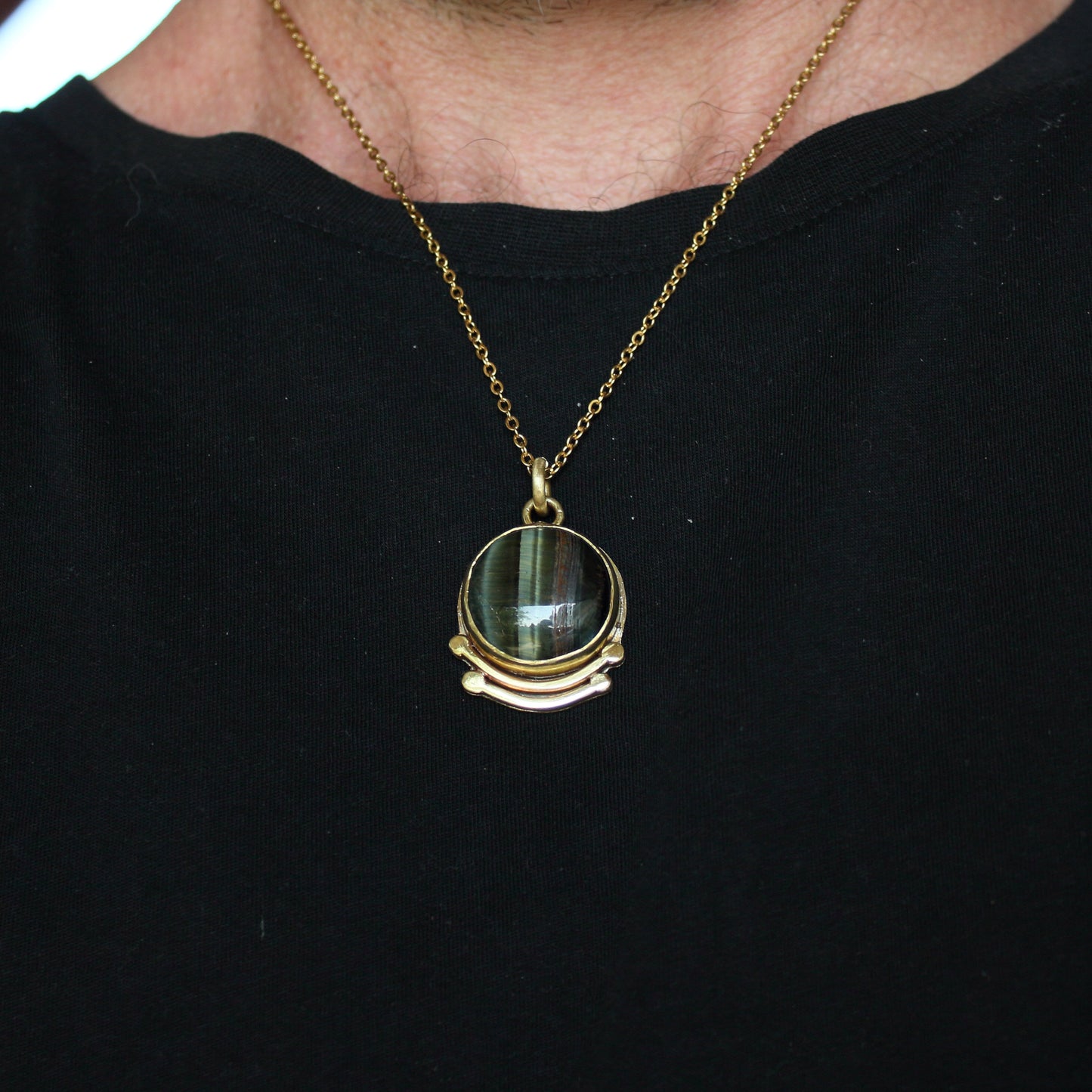 Colgante de Ojo de Tigre en Latón con Grabado a Mano | Hecho a Mano | Joyería Artesanal con Cadena de Acero - ArenasJewelry