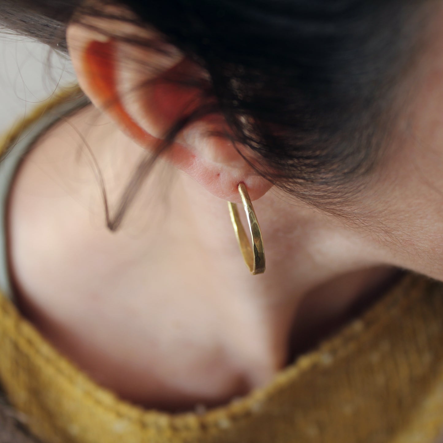 Aros Criollos martillados de latón dorados | Hecho a mano de 26mm de diametro | Arenas Jewelry - ArenasJewelry
