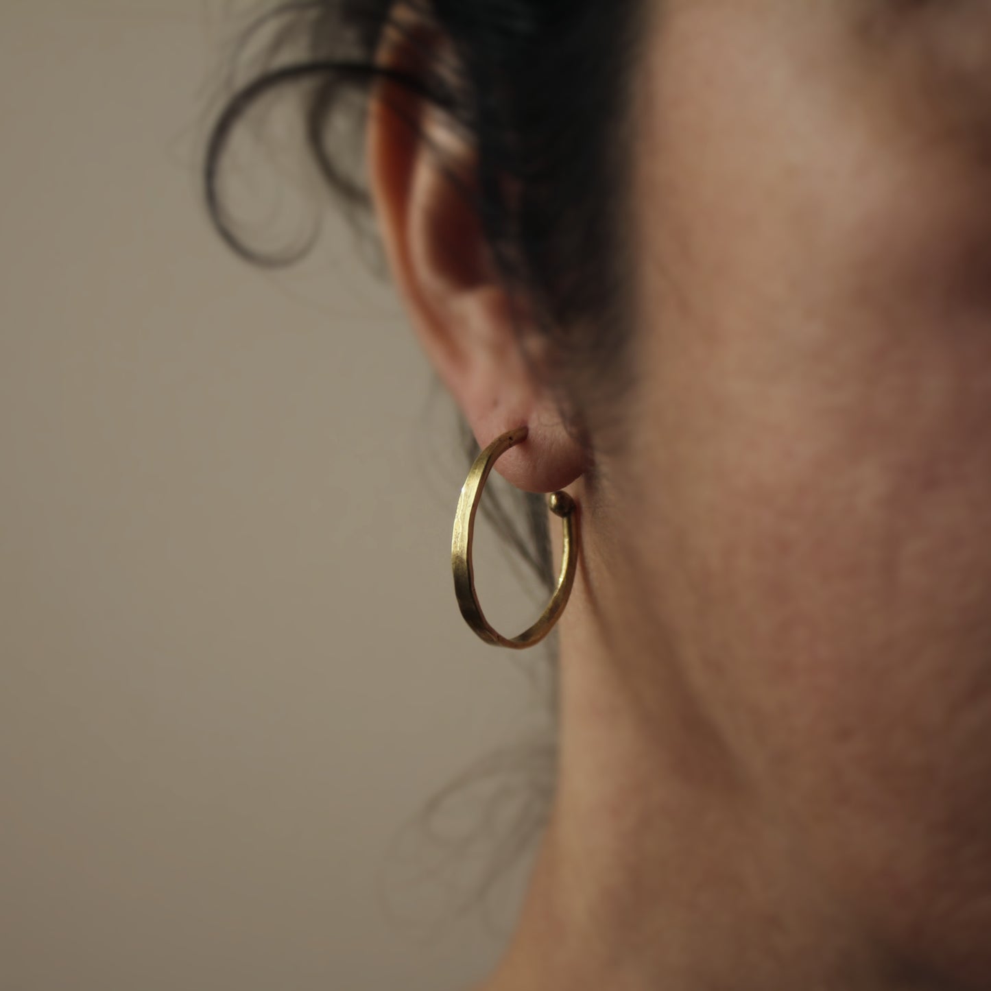 Aros Criollos martillados de latón dorados | Hecho a mano de 26mm de diametro | Arenas Jewelry - ArenasJewelry