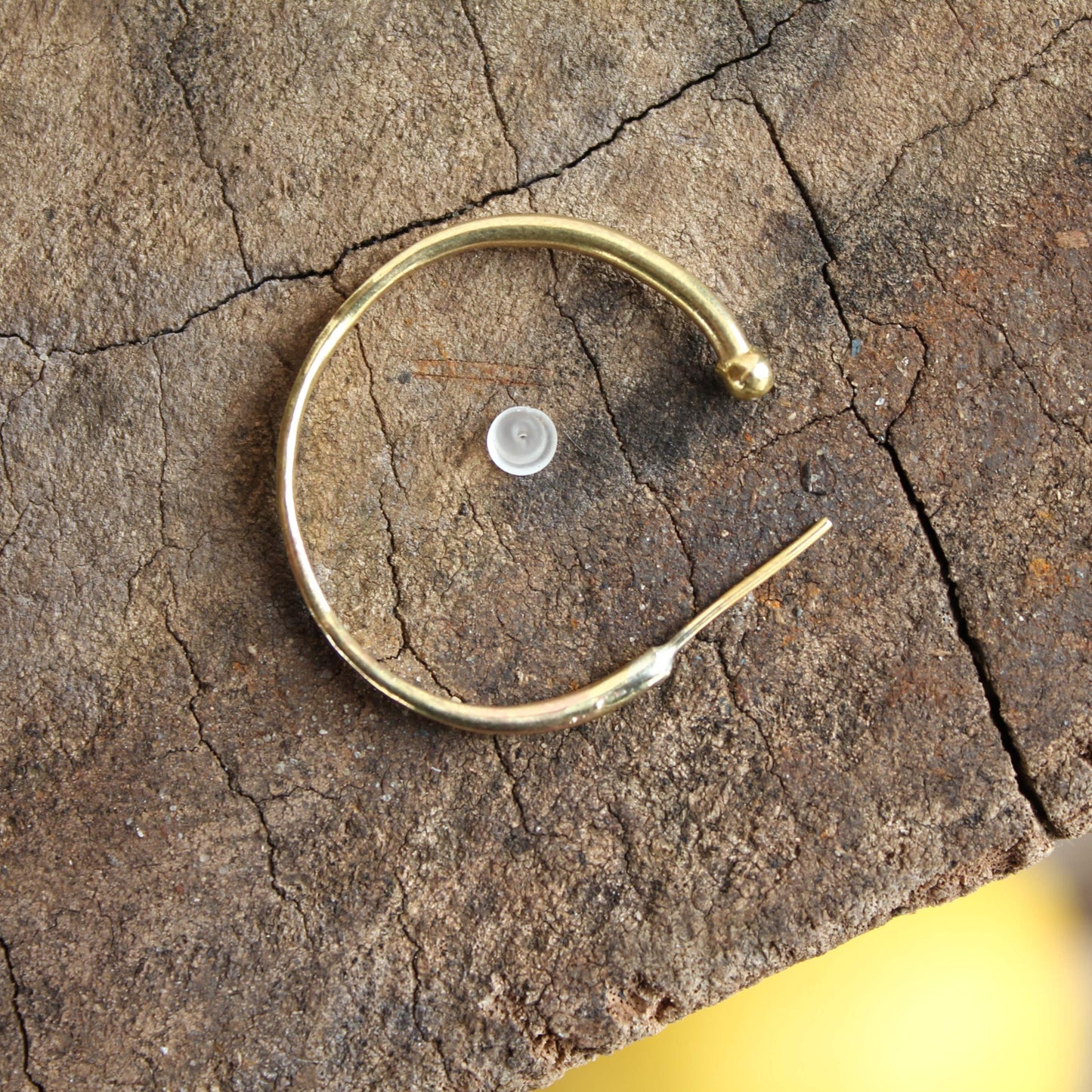 Aros Criollos martillados de latón dorados | Hecho a mano de 26mm de diametro | Arenas Jewelry - ArenasJewelry