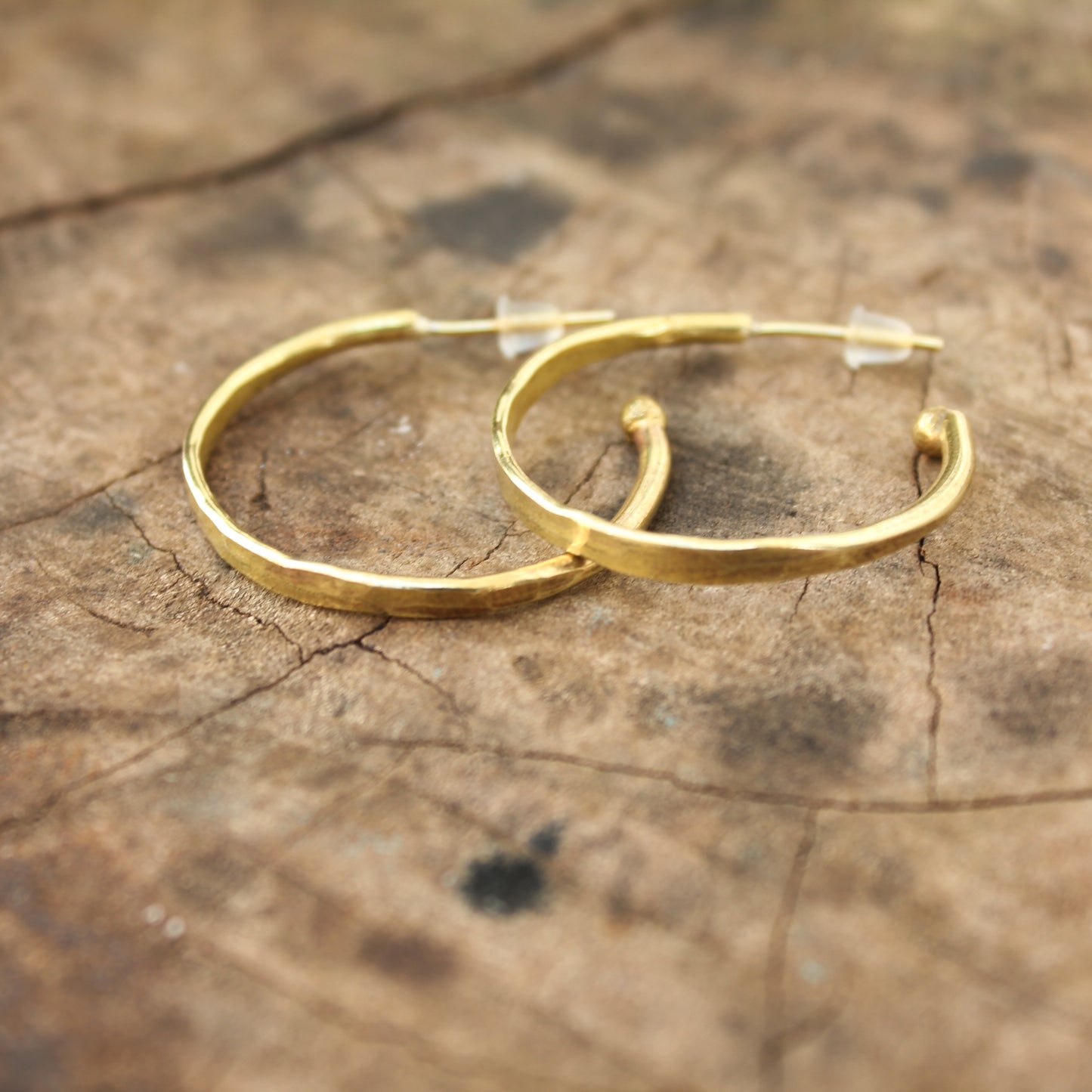 Aros Criollos martillados de latón dorados | Hecho a mano de 26mm de diametro | Arenas Jewelry - ArenasJewelry