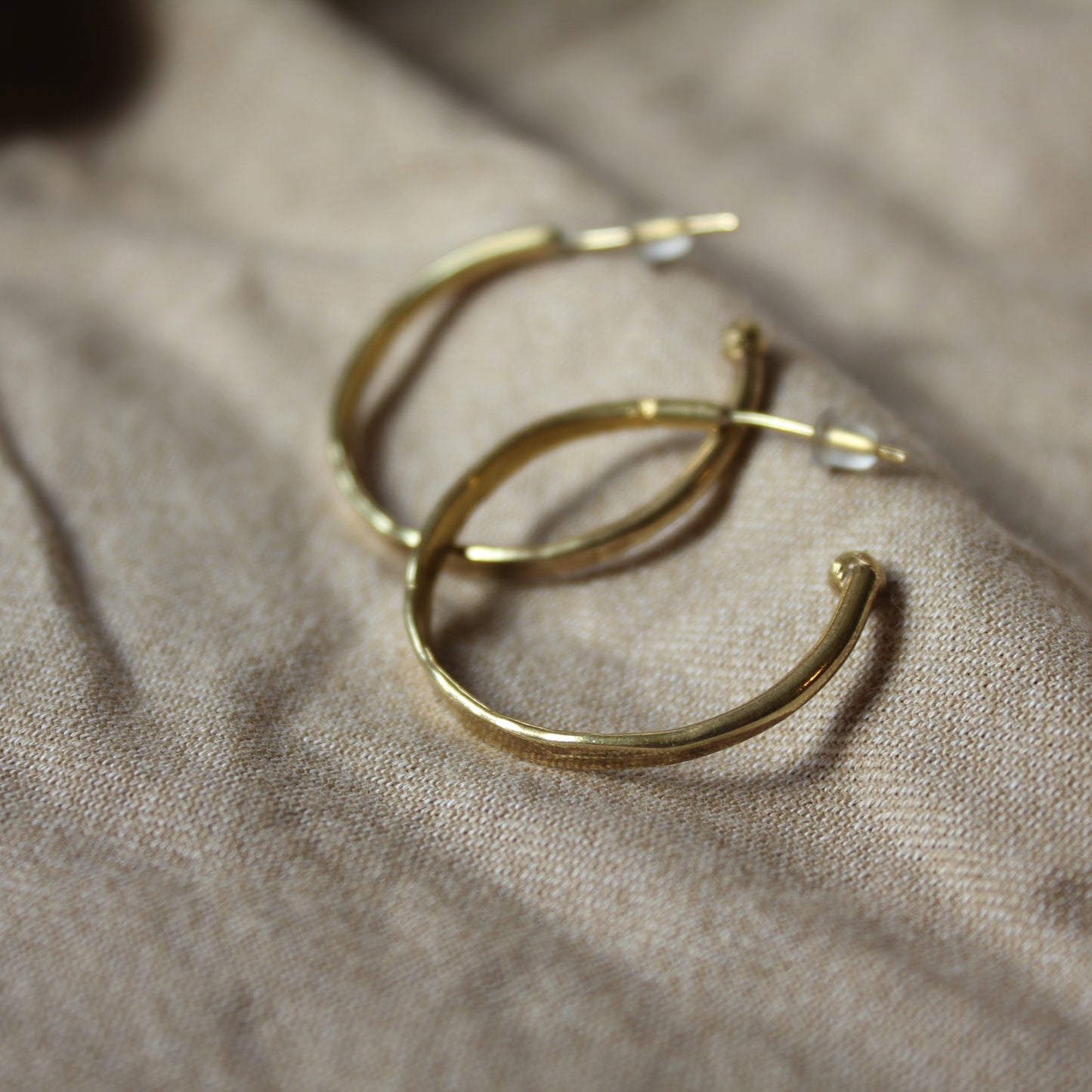 Aros Criollos martillados de latón dorados | Hecho a mano de 26mm de diametro | Arenas Jewelry - ArenasJewelry