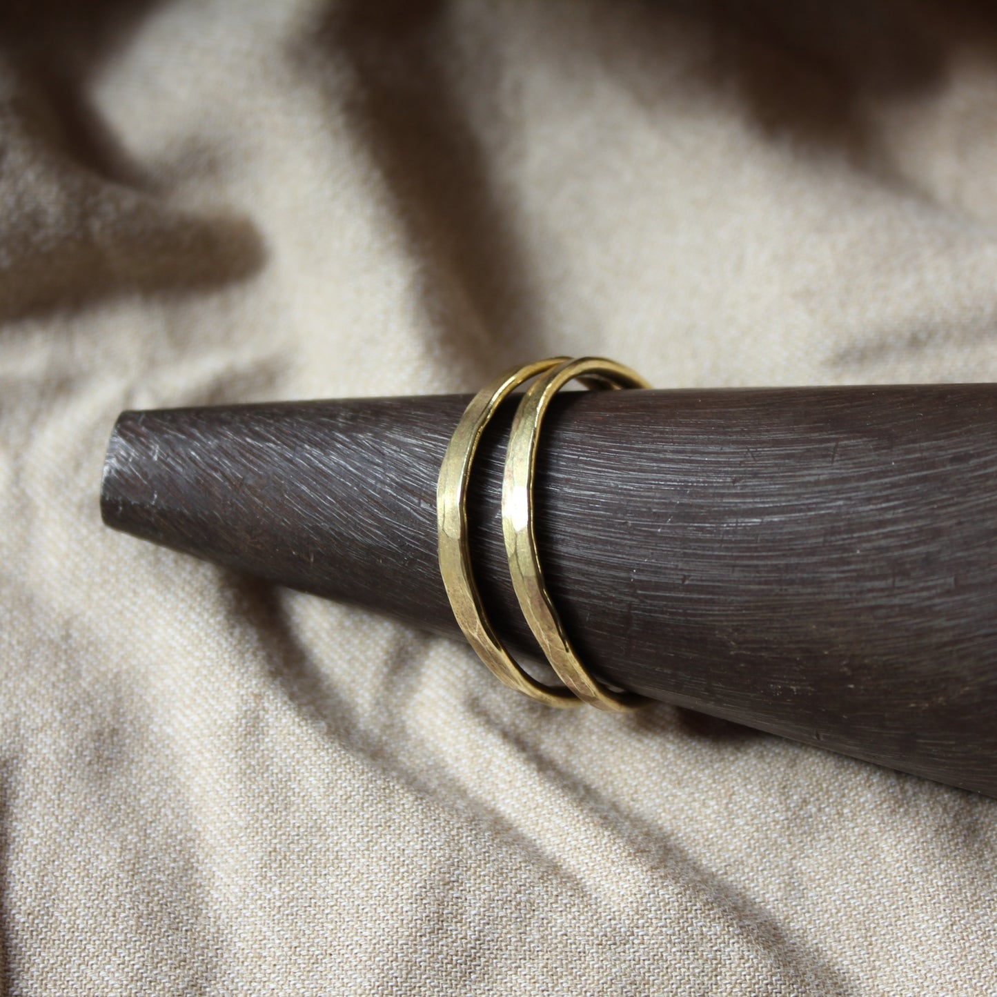 Aros Criollos martillados de latón dorados | Hecho a mano de 26mm de diametro | Arenas Jewelry - ArenasJewelry