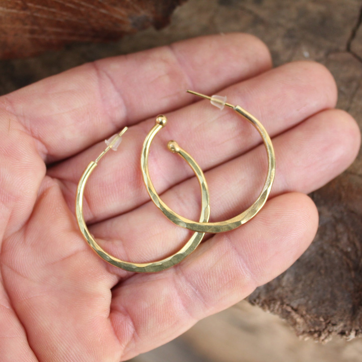Aros Martillados Dorados, Hechos en Latón con textura martillada | Arenas Jewelry - ArenasJewelry