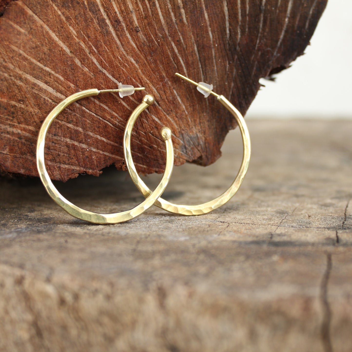 Aros Martillados Dorados, Hechos en Latón con textura martillada | Arenas Jewelry - ArenasJewelry