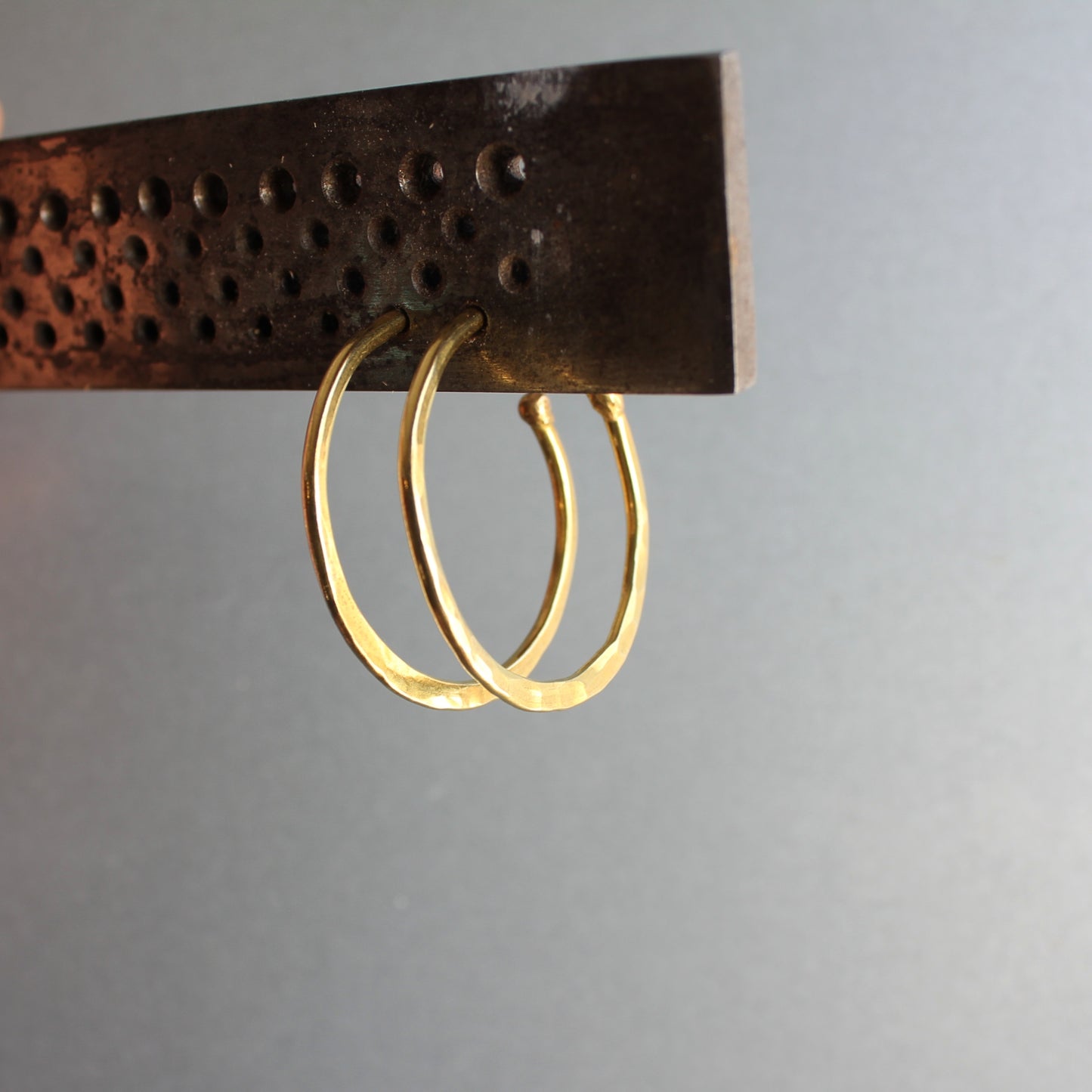 Aros Martillados Dorados, Hechos en Latón con textura martillada | Arenas Jewelry - ArenasJewelry