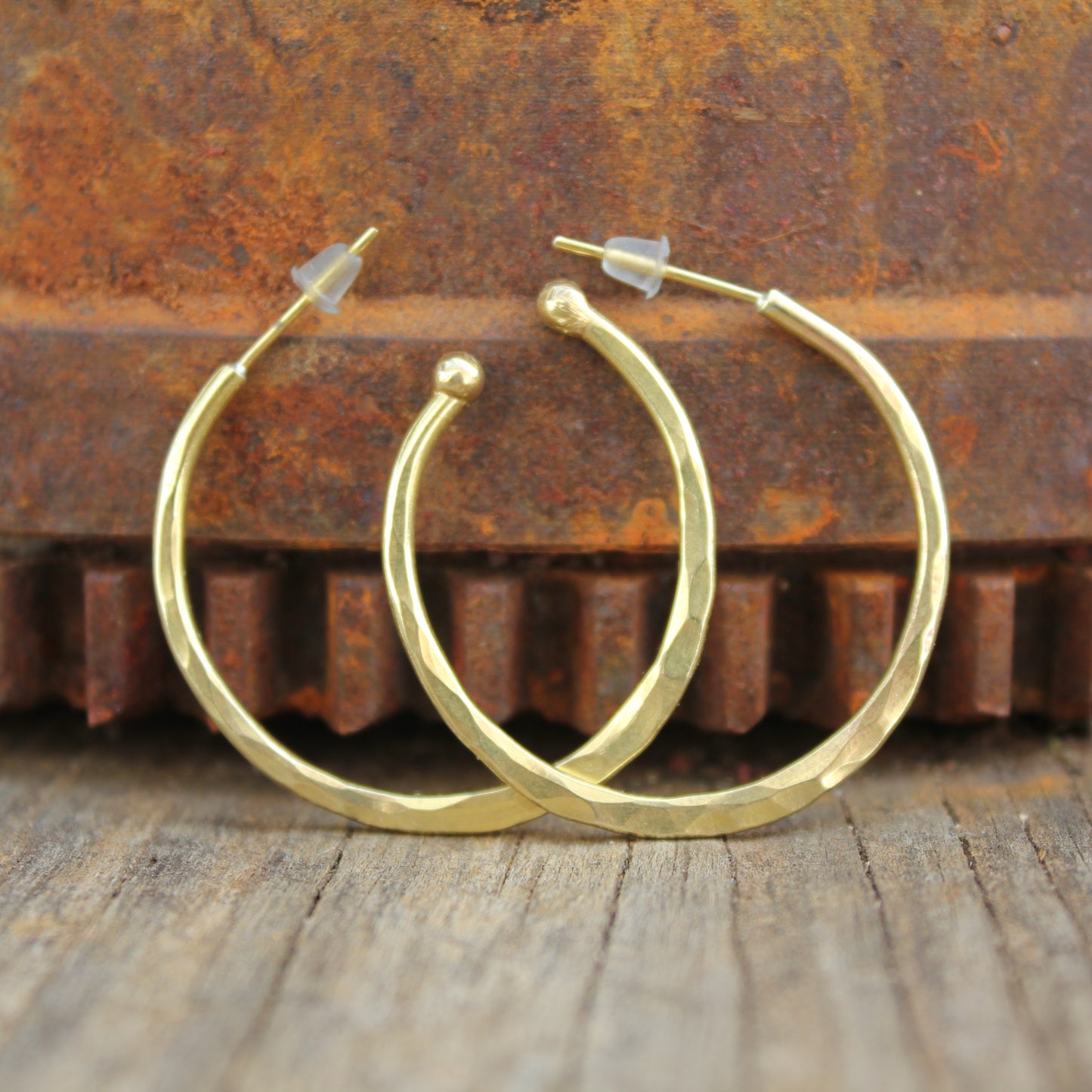 Aros Martillados Dorados, Hechos en Latón con textura martillada | Arenas Jewelry - ArenasJewelry
