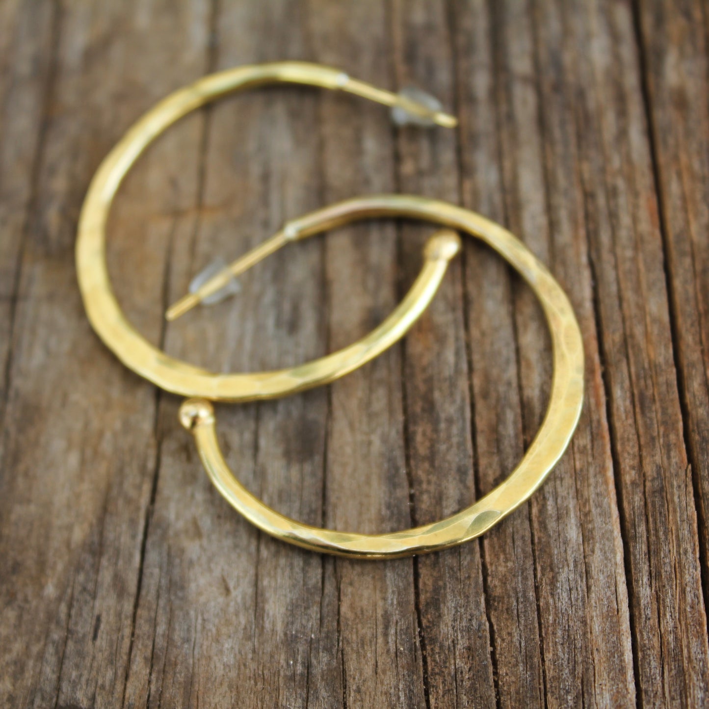 Aros Martillados Dorados, Hechos en Latón con textura martillada | Arenas Jewelry - ArenasJewelry