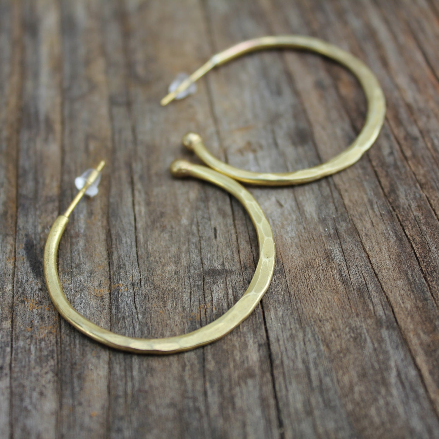 Aros Martillados Dorados, Hechos en Latón con textura martillada | Arenas Jewelry - ArenasJewelry