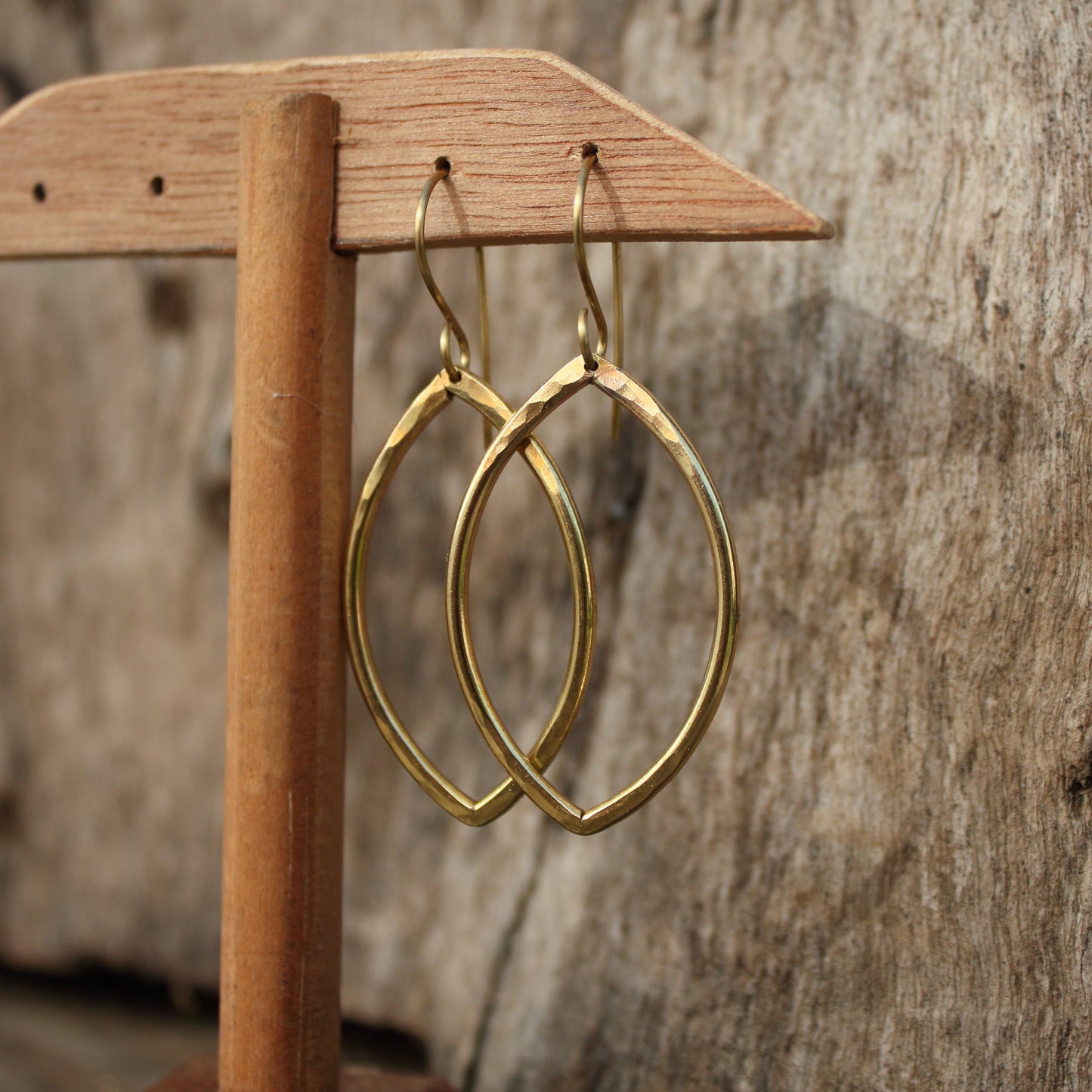 Pendientes Ojivales de Latón Texturizado | Hechos a Mano | Arenas Jewelry - ArenasJewelry