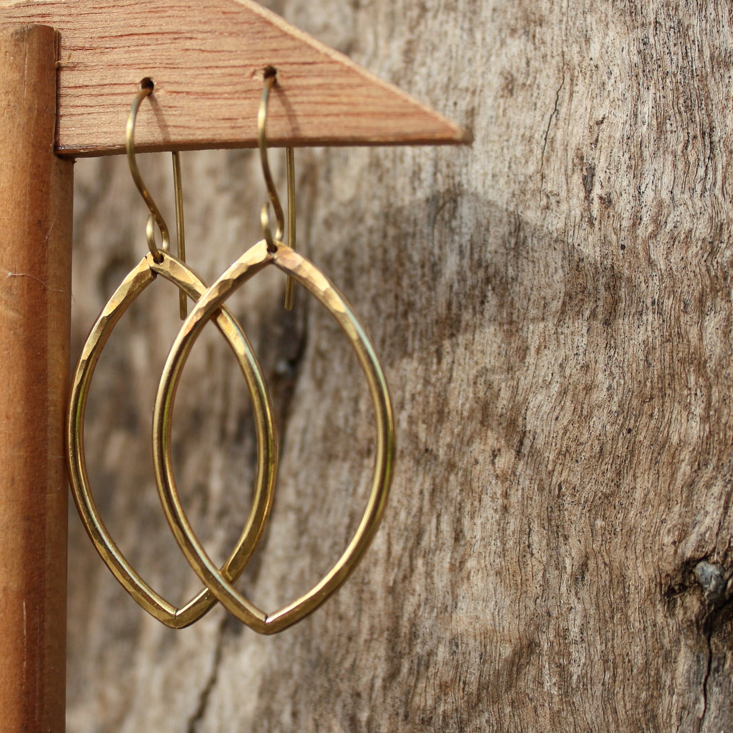 Pendientes Ojivales de Latón Texturizado | Hechos a Mano | Arenas Jewelry - ArenasJewelry