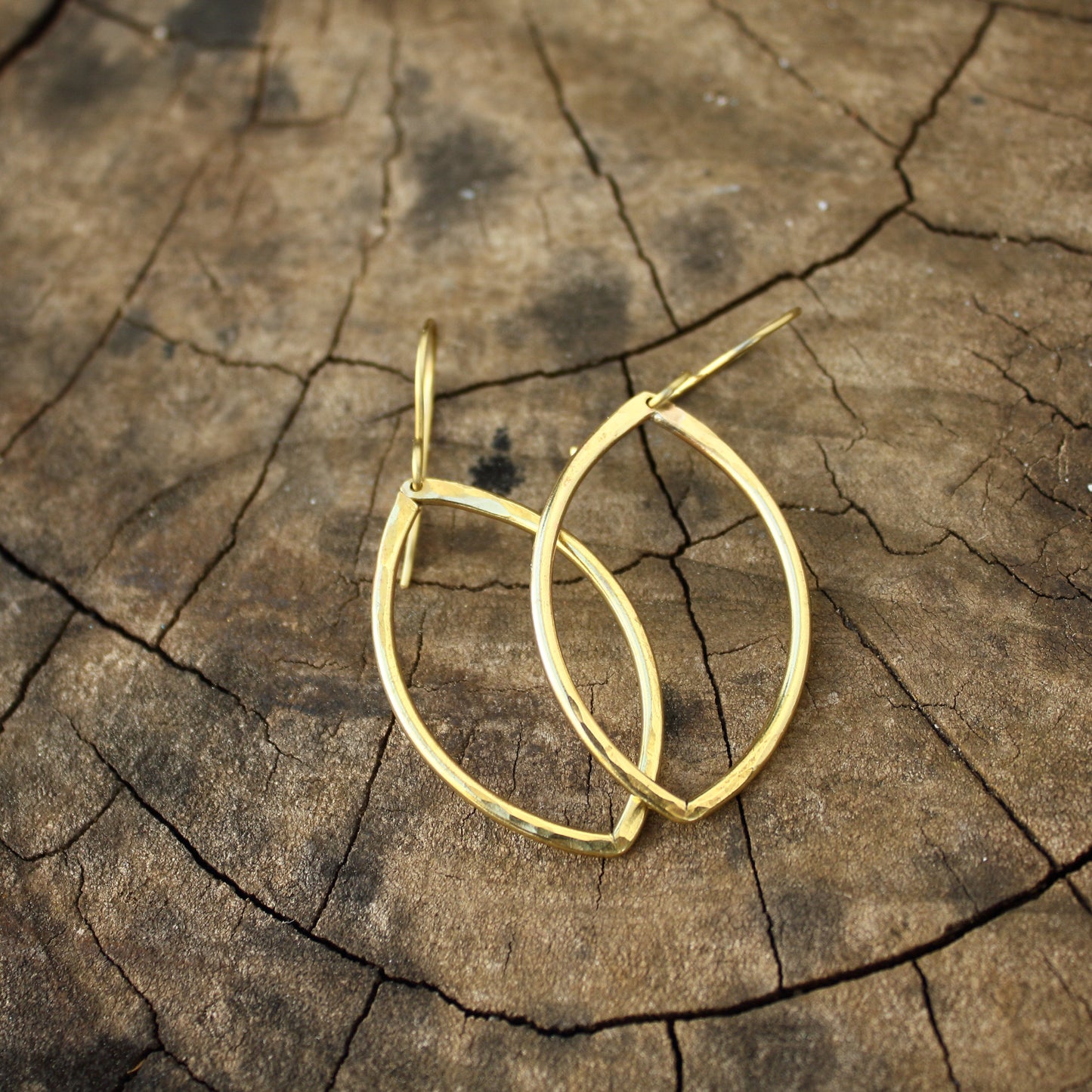 Pendientes Ojivales de Latón Texturizado | Hechos a Mano | Arenas Jewelry - ArenasJewelry