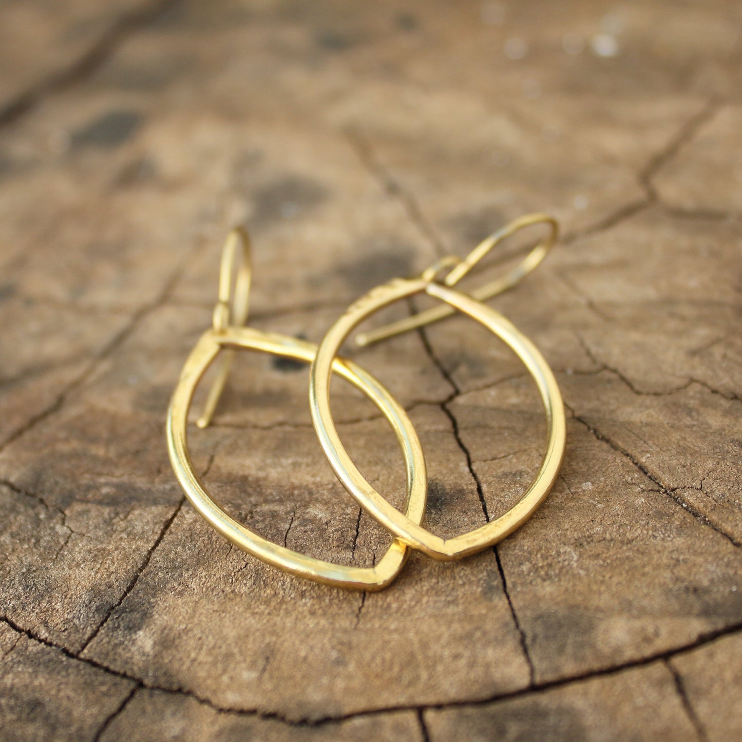 Pendientes Ojivales de Latón Texturizado | Hechos a Mano | Arenas Jewelry - ArenasJewelry