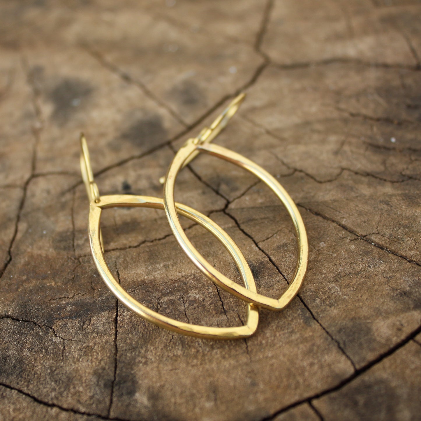 Pendientes Ojivales de Latón Texturizado | Hechos a Mano | Arenas Jewelry - ArenasJewelry