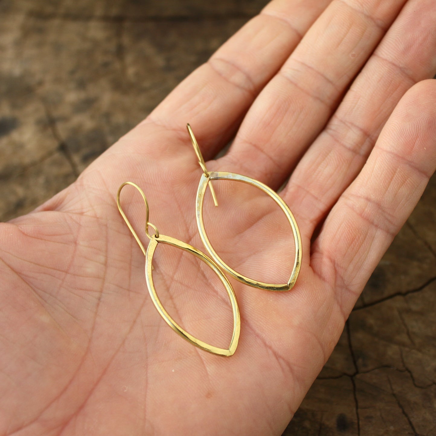 Pendientes Ojivales de Latón Texturizado | Hechos a Mano | Arenas Jewelry - ArenasJewelry