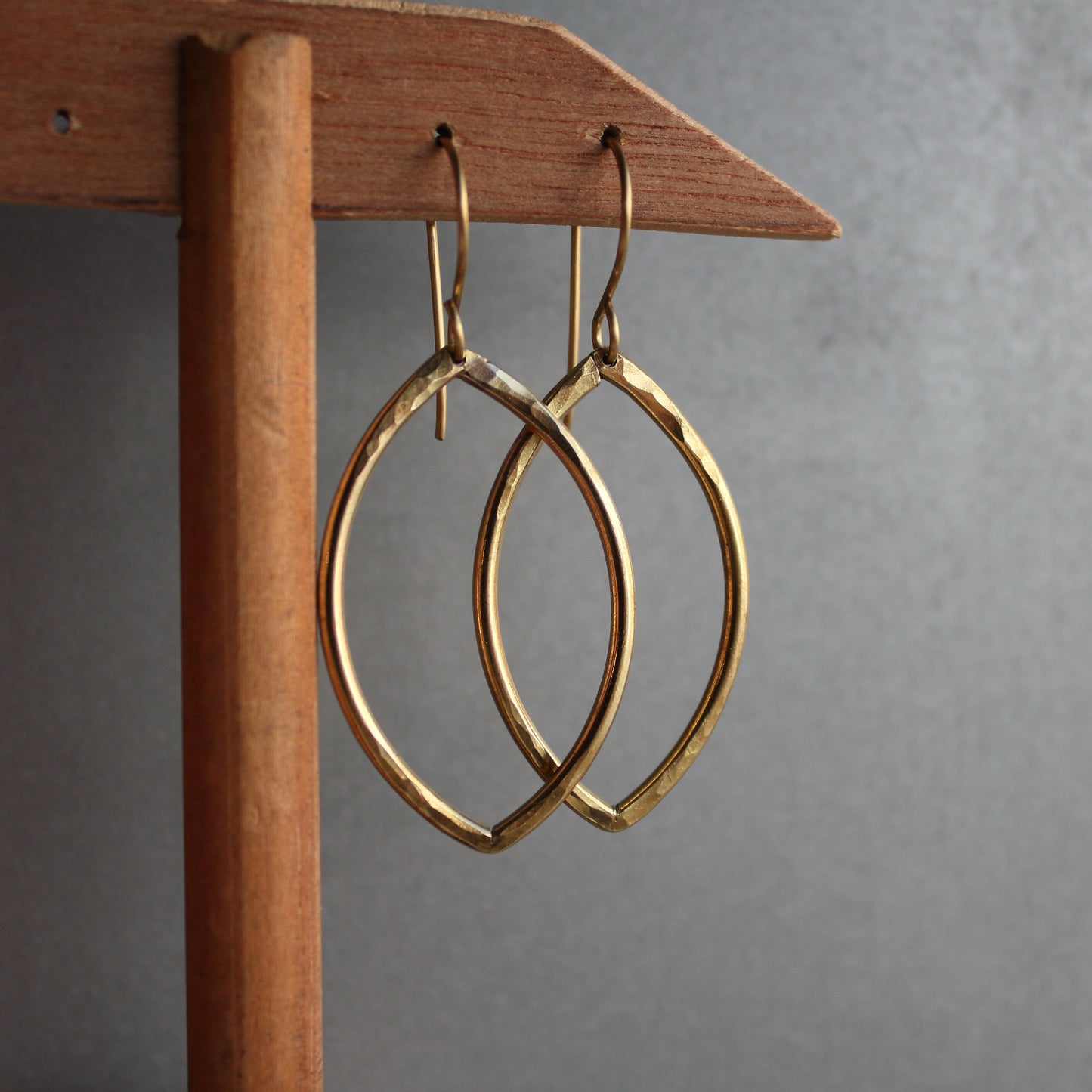 Pendientes Ojivales de Latón Texturizado | Hechos a Mano | Arenas Jewelry - ArenasJewelry