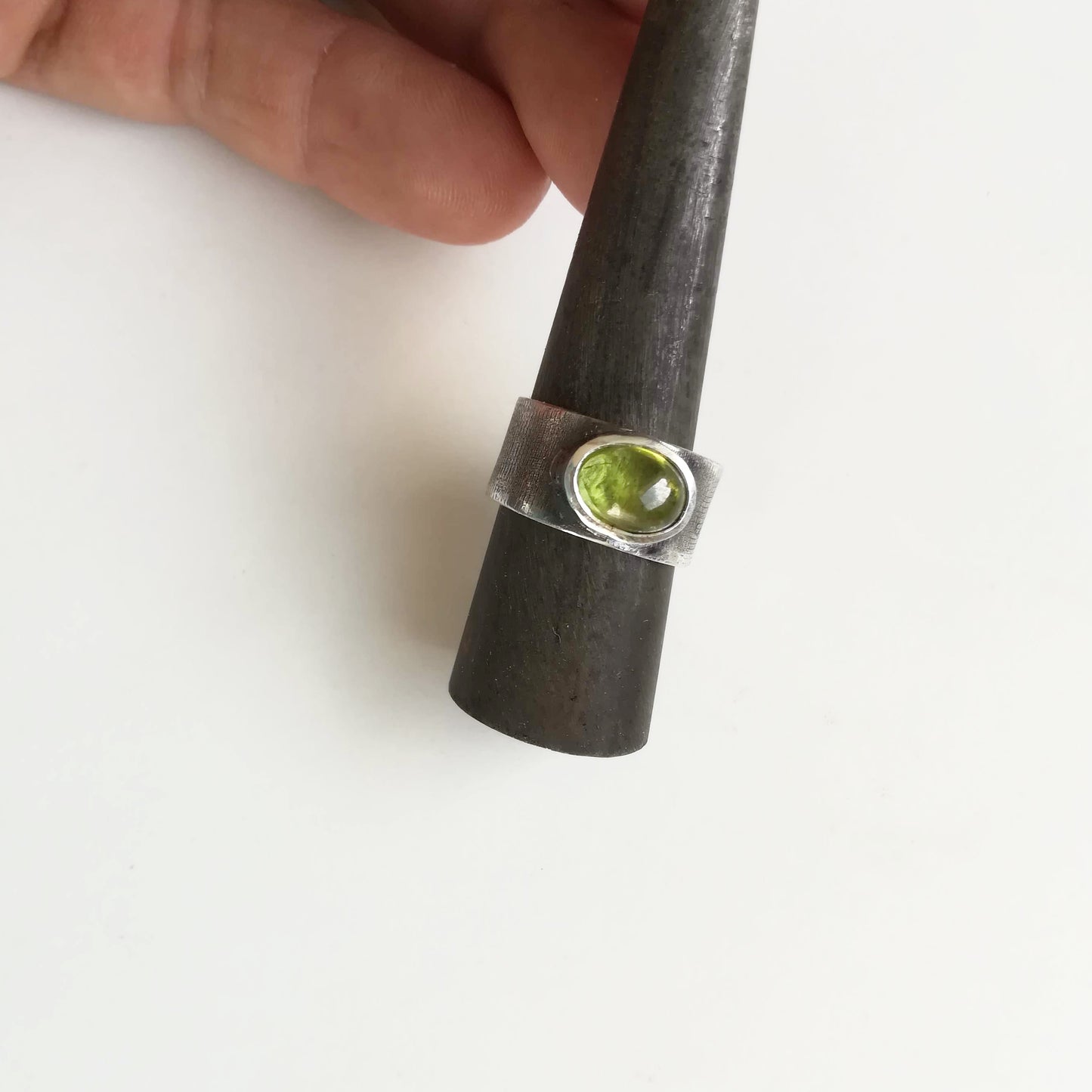 Anillo de Peridoto y Plata de Ley | Hecho a Mano Talla 17 - ArenasJewelry