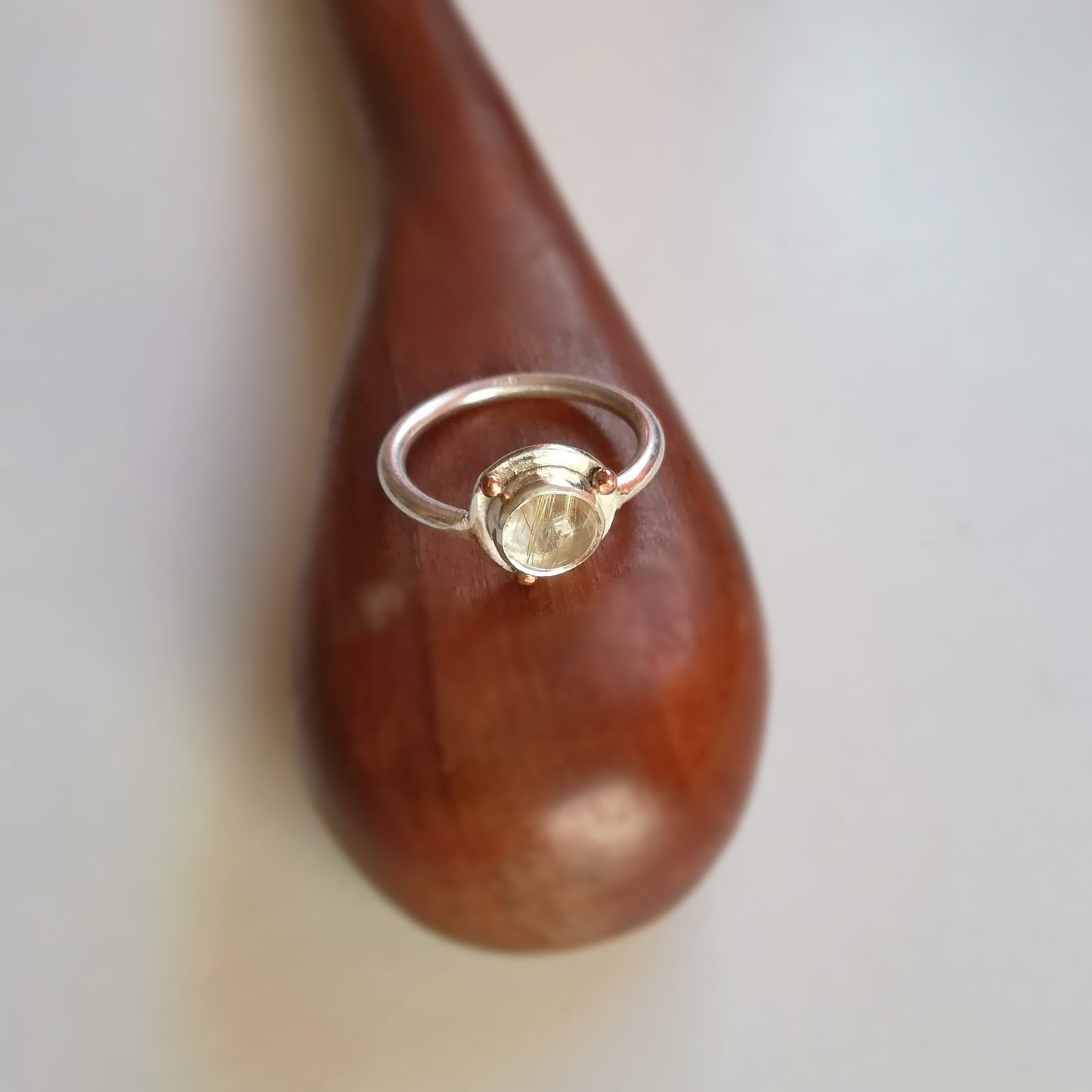 Anillo de Cuarzo Rutilado y Plata de Ley | Hecho a Mano Talla 14 - ArenasJewelry