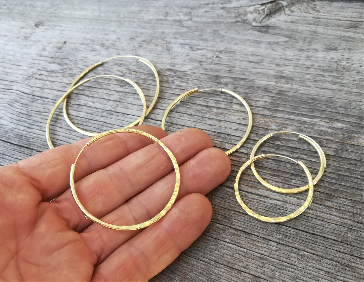 Aros martillados de dorados Grande, Medianos y Pequeños - ArenasJewelry