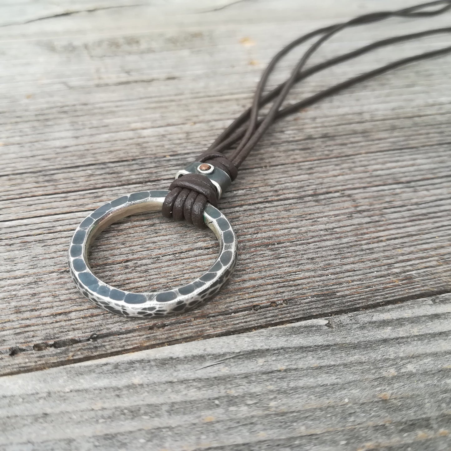 Colgante Aro de Plata Martillado y Cordón de Cuero - ArenasJewelry