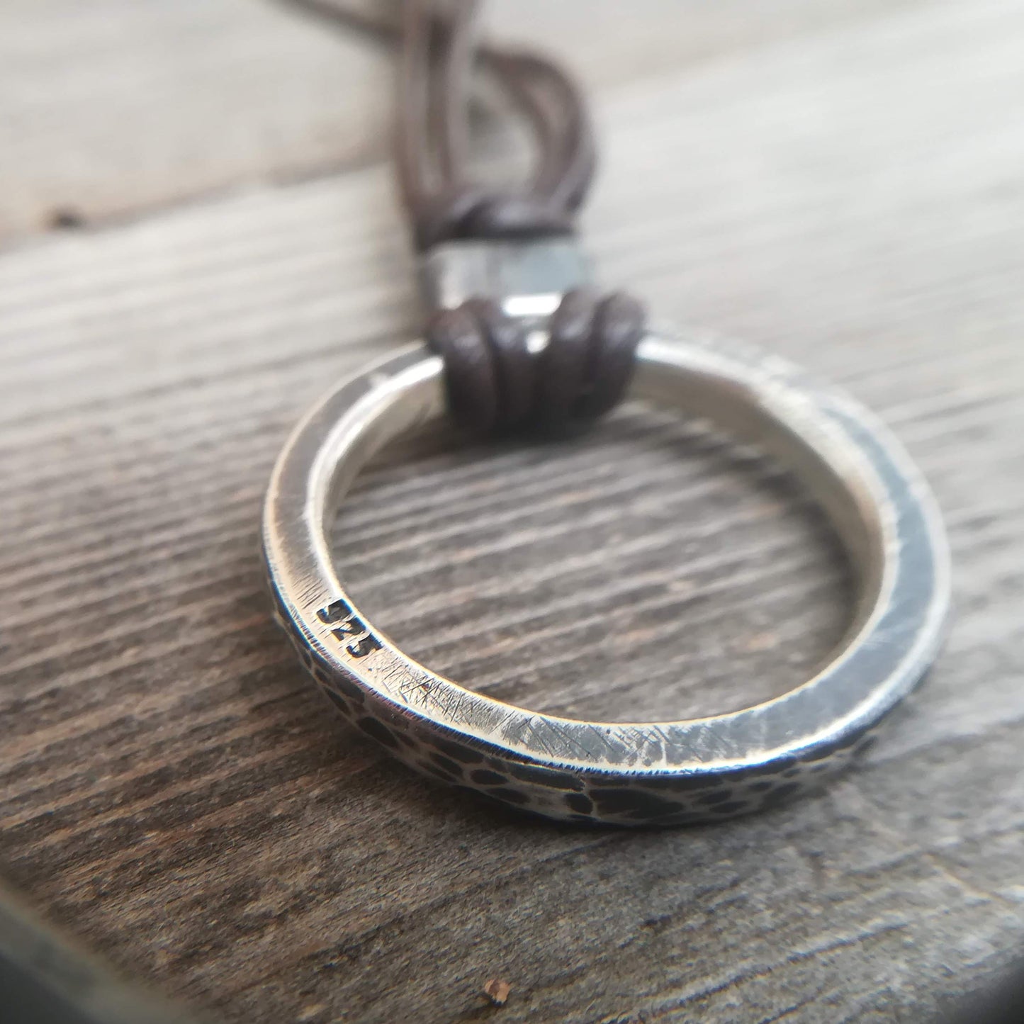 Colgante Aro de Plata Martillado y Cordón de Cuero - ArenasJewelry