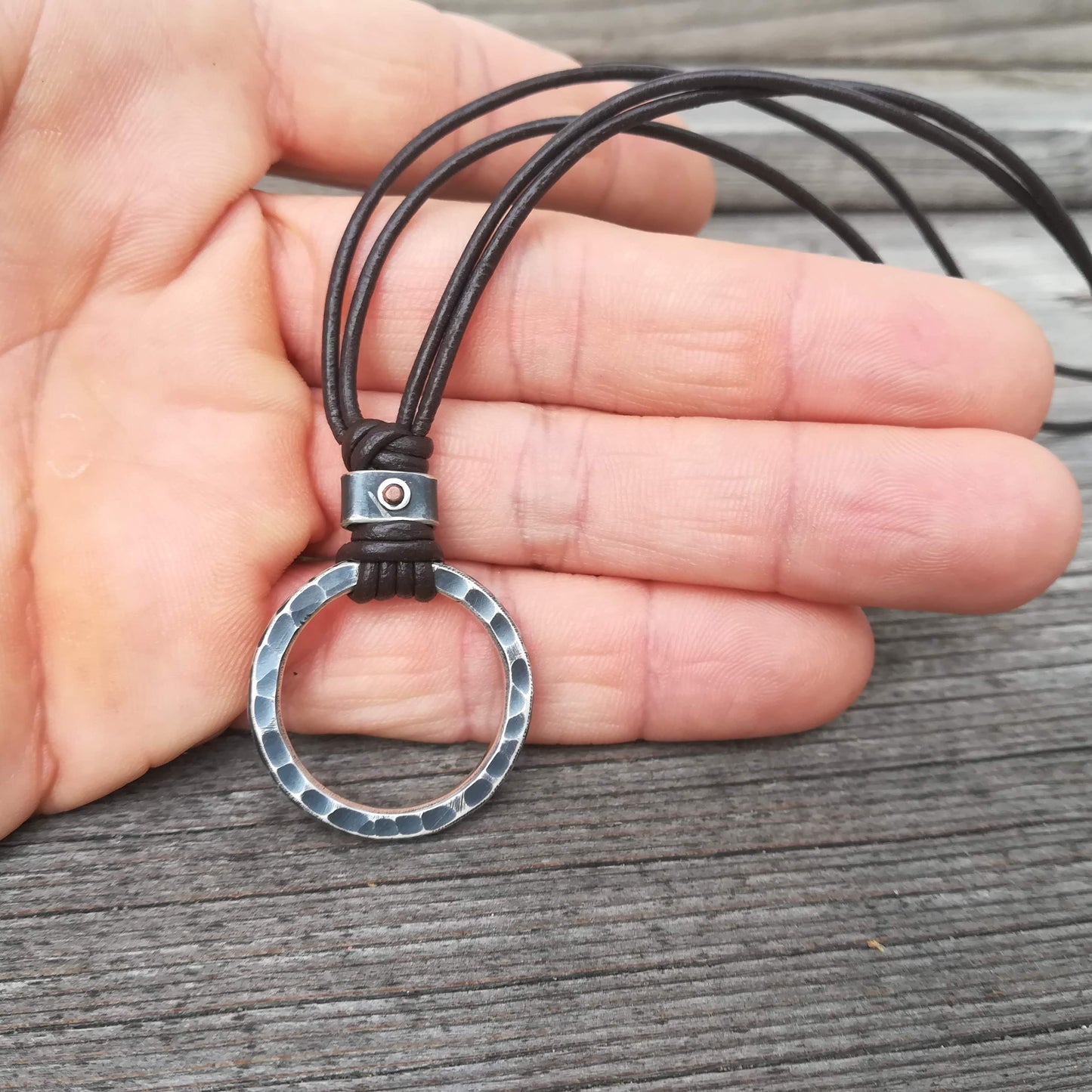Colgante Aro de Plata Martillado y Cordón de Cuero - ArenasJewelry