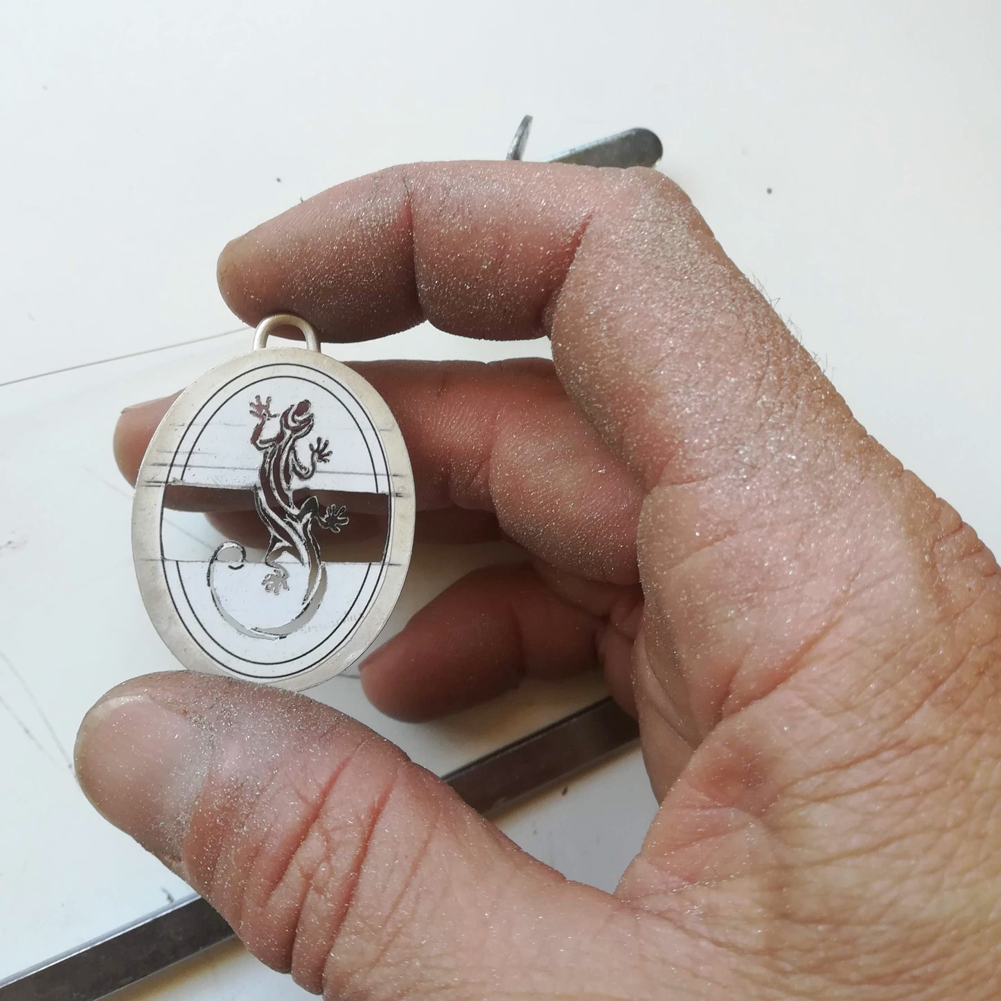 Colgante Samsonite Oval y Plata de Ley con Salamandra calada - ArenasJewelry