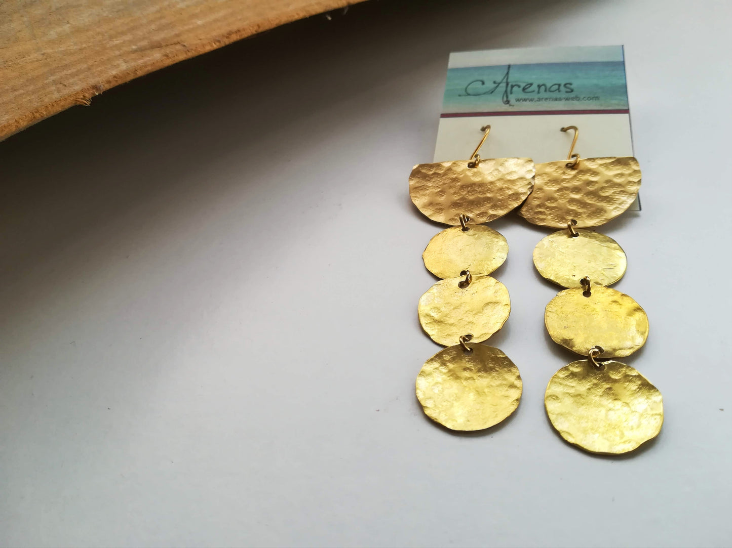 Pendientes largos de latón círculos texturizados - ArenasJewelry