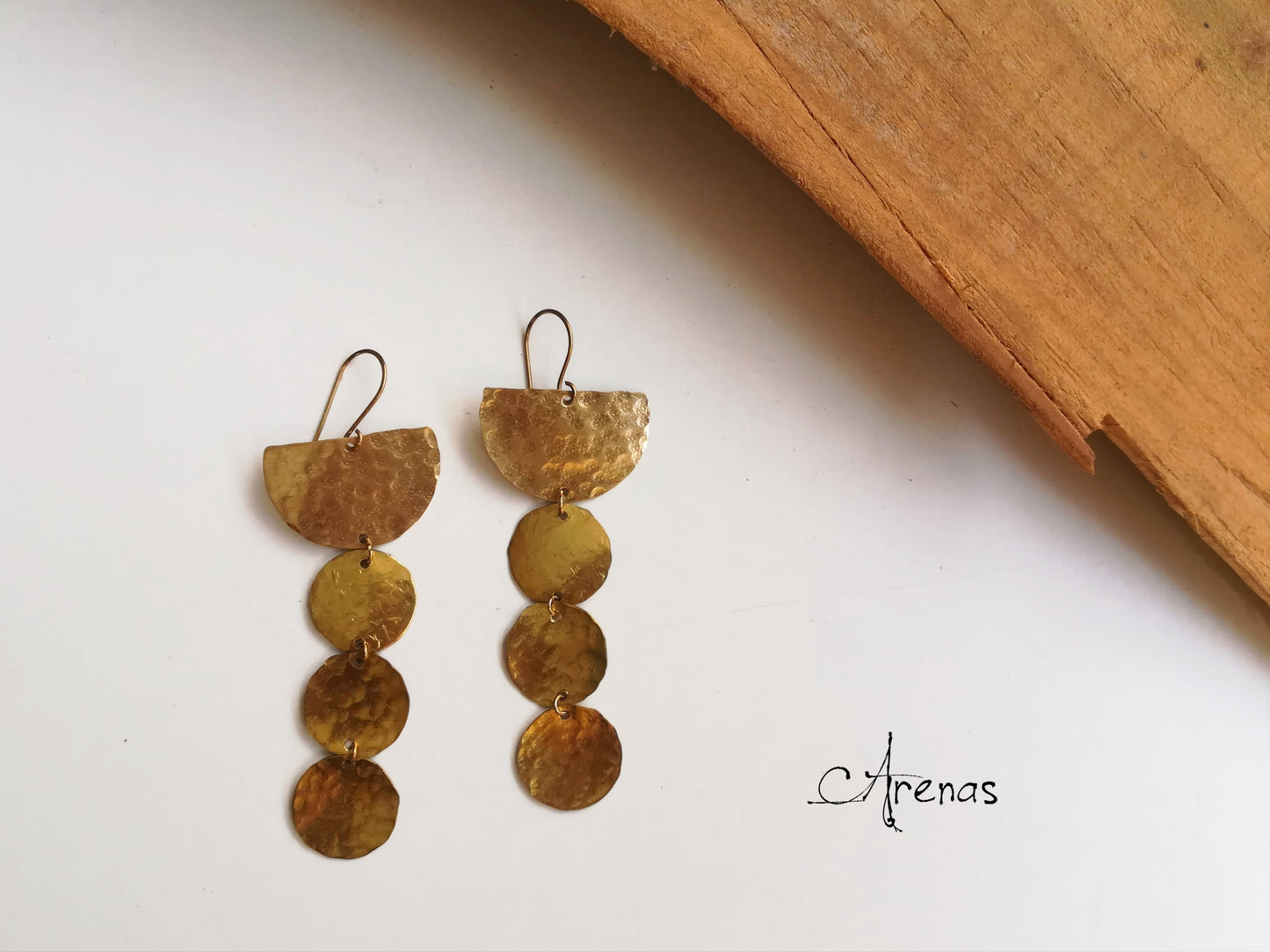 Pendientes largos de latón círculos texturizados - ArenasJewelry