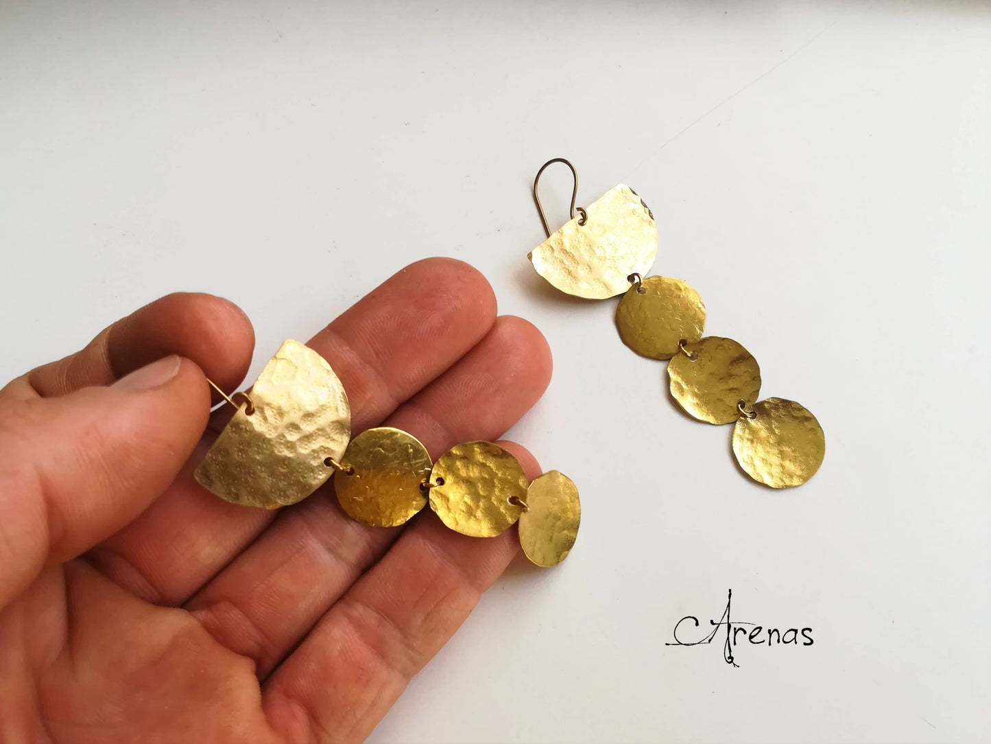 Pendientes largos de latón círculos texturizados - ArenasJewelry
