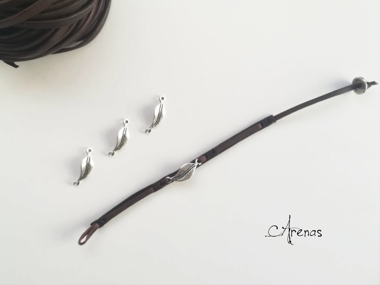Pulsera de Cuero y hoja en baño de plata - Pulsera para Hombre y Mujer - ArenasJewelry